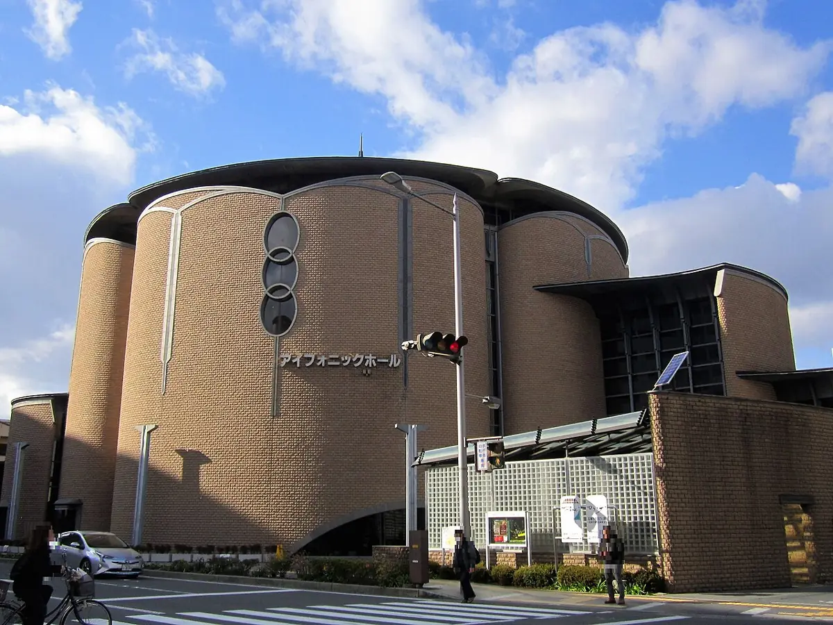 伊丹アイフォニックホールの外観