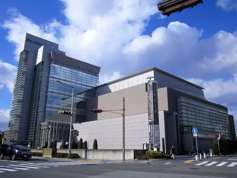 東リ いたみホール（伊丹市立文化会館）の外観