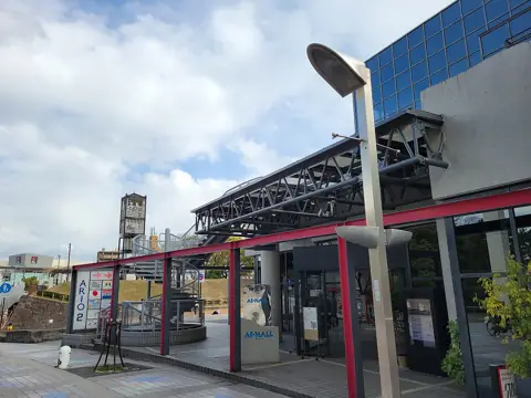 伊丹市立演劇ホールの外観