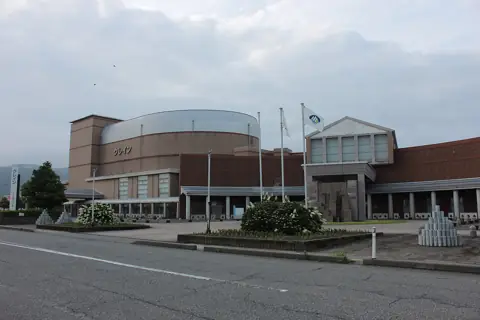 白山市鶴来総合文化会館クレインの外観