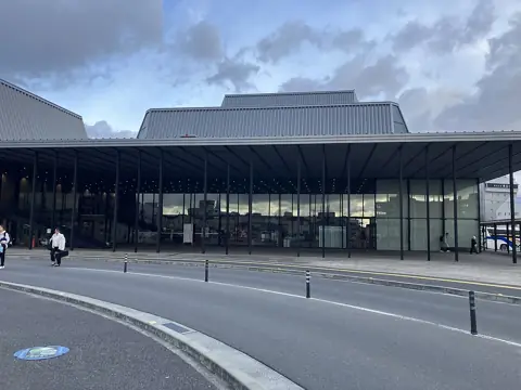 ハイスタッフホール（観音寺市民会館）の外観