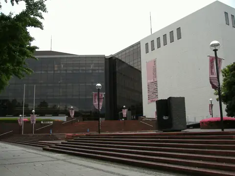 神奈川県民ホールの外観