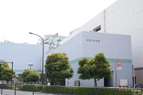 横浜市神奈川公会堂の外観