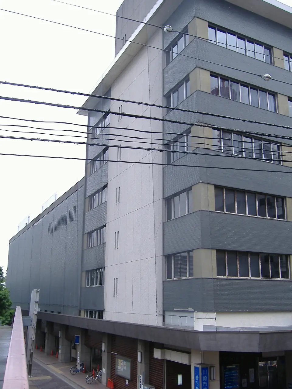 川崎市教育文化会館の外観