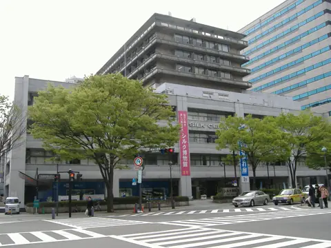 シルクセンターの外観