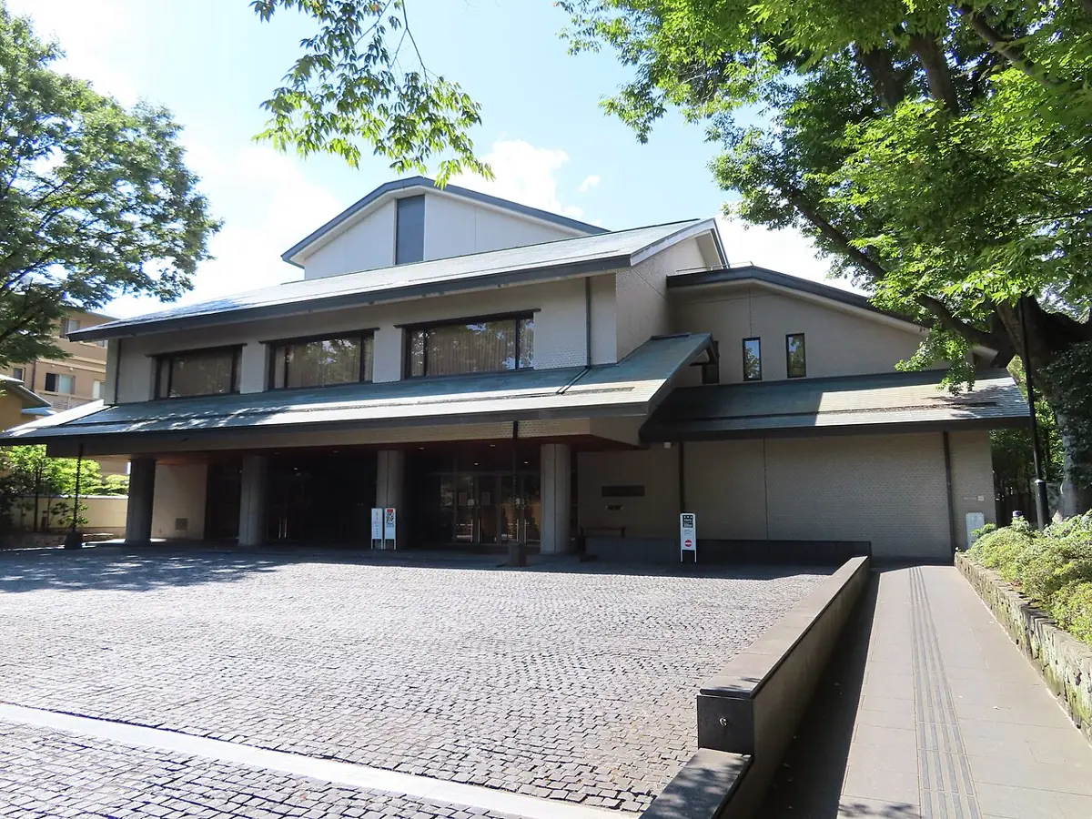 京都府立府民ホール アルティの外観