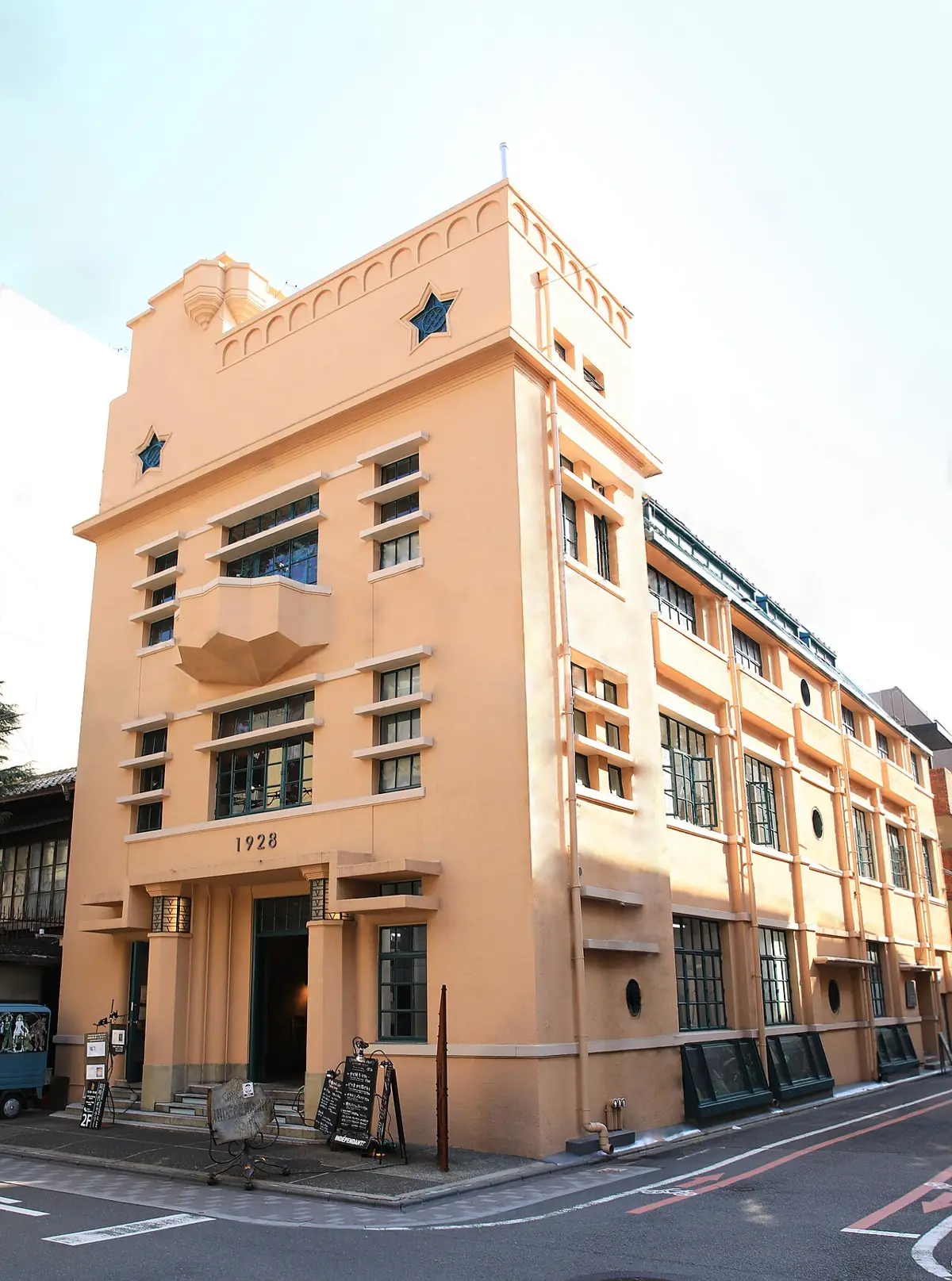 ギア専用劇場(ART COMPLEX 1928)の外観