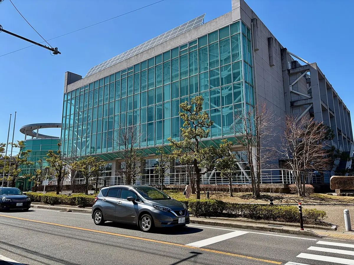 柿安シティホール（桑名市民会館）の外観