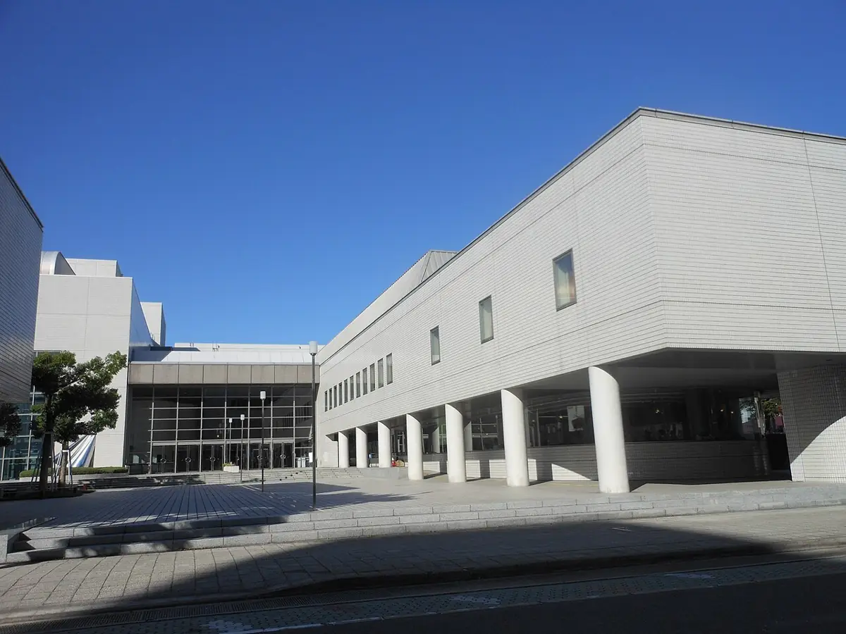 四日市市文化会館の外観