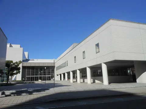 四日市市文化会館の外観