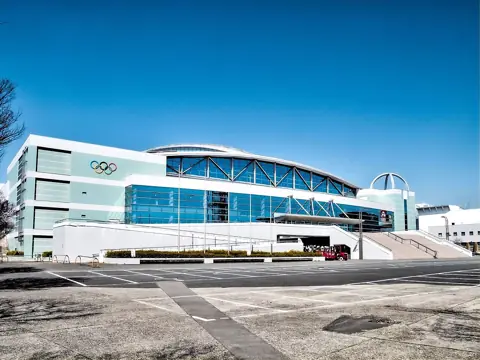 長野市若里多目的スポーツアリーナの外観