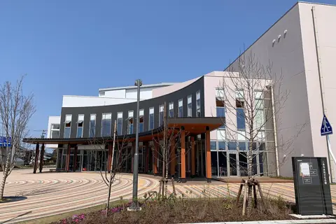 三条市体育文化会館の外観