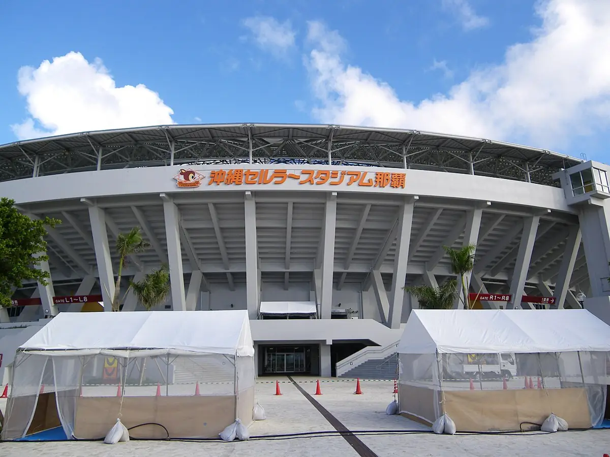 沖縄セルラースタジアム那覇の外観