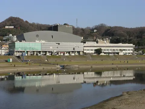 柏原市民文化会館（リビエールホール）の外観