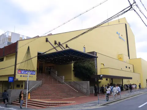 森ノ宮ピロティホールの外観