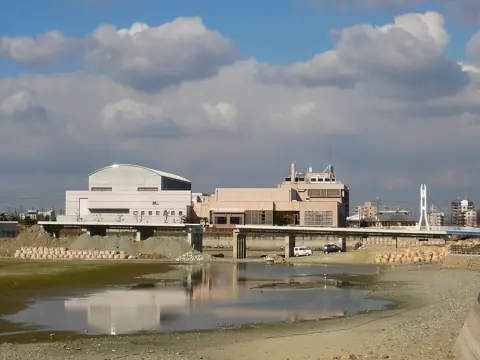 レインボーホール(富田林市市民会館)の外観