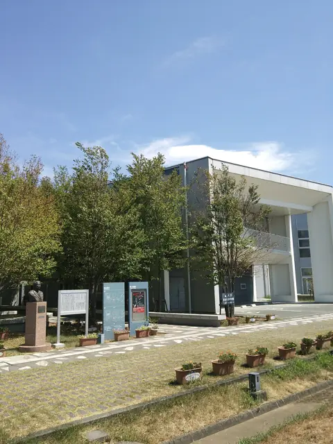 袋井市月見の里学遊館の外観