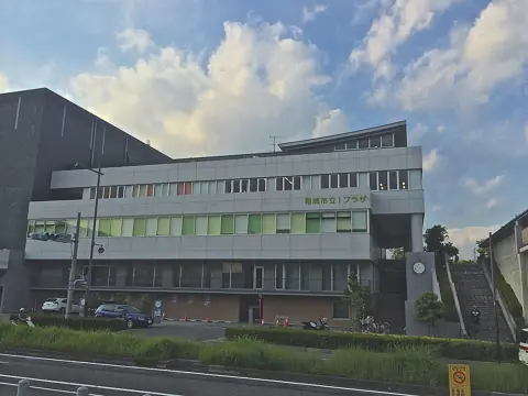 稲城市立ｉプラザの外観