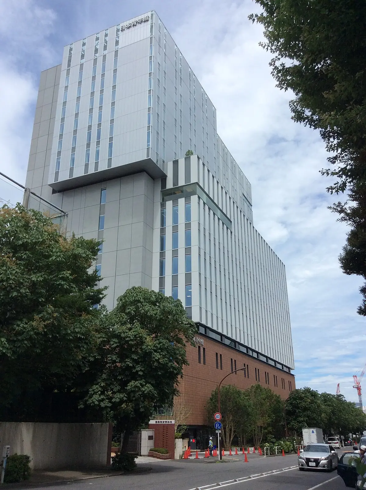 日本青年館ホールの外観