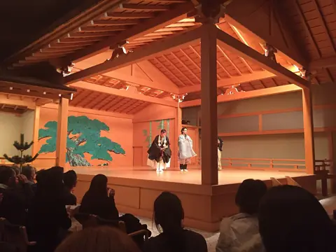 セルリアンタワー能楽堂の外観