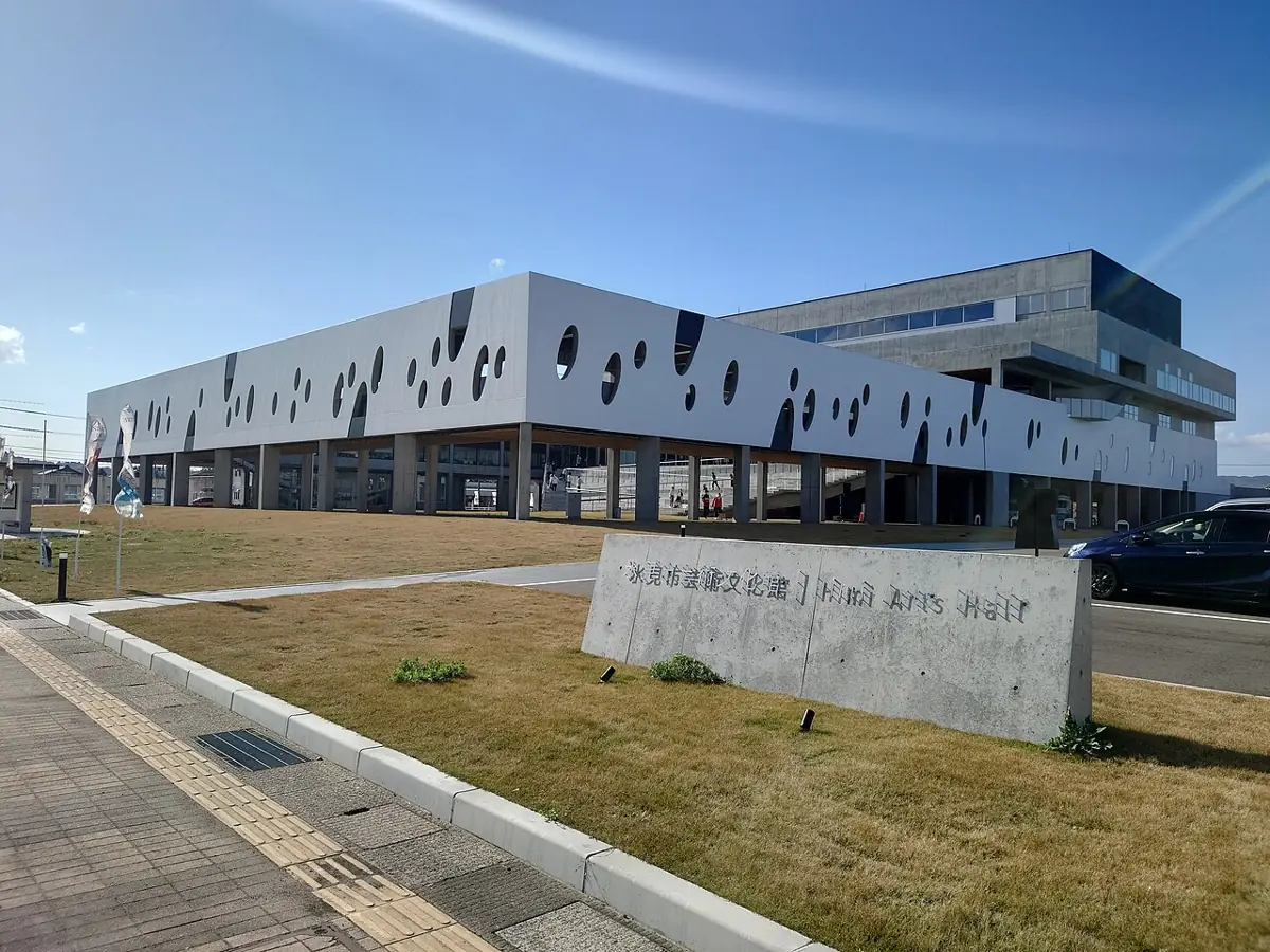 氷見市芸術文化館の外観