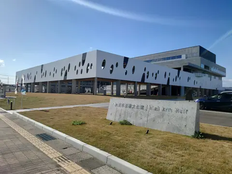氷見市芸術文化館の外観