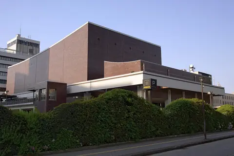 富山県民会館の外観