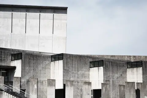不二輸送機ホールの外観